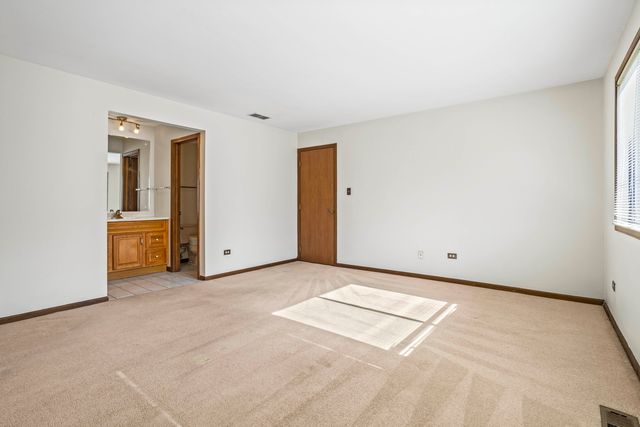 5835 Doe Circle 8, Westmont, IL 60559