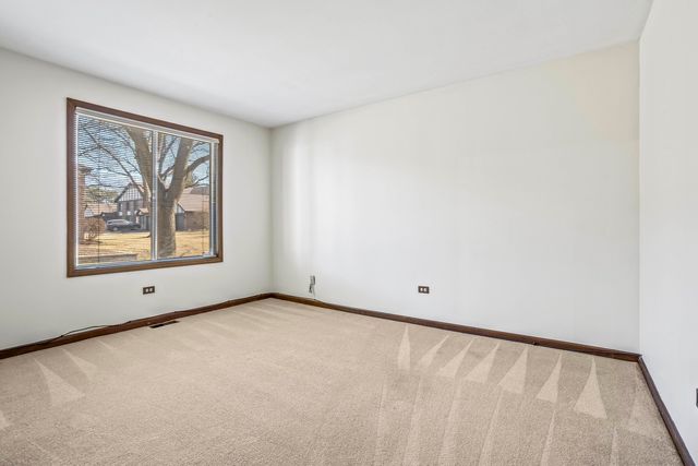 5835 Doe Circle 8, Westmont, IL 60559