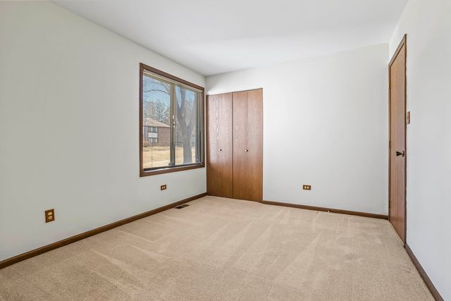 5835 Doe Circle 8, Westmont, IL 60559