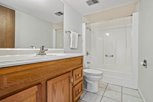 5835 Doe Circle 8, Westmont, IL 60559