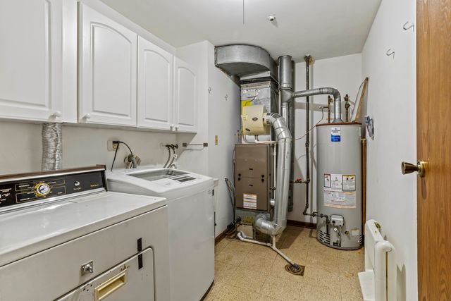 5835 Doe Circle 8, Westmont, IL 60559