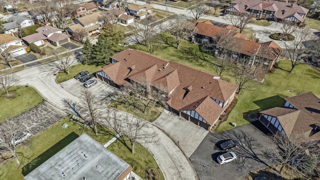 5835 Doe Circle 8, Westmont, IL 60559