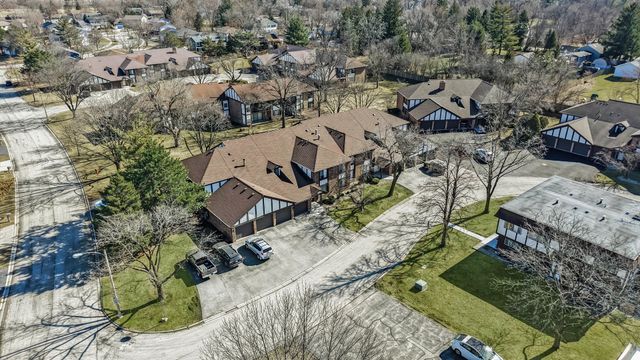 5835 Doe Circle 8, Westmont, IL 60559