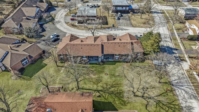 5835 Doe Circle 8, Westmont, IL 60559