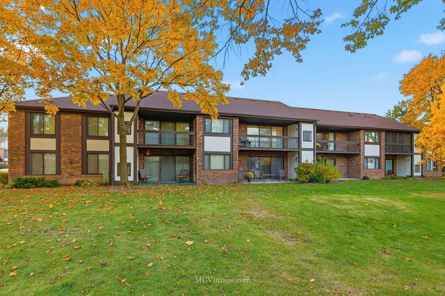 5835 Doe Circle 8, Westmont, IL 60559