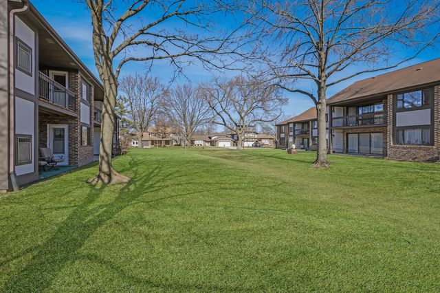 5835 Doe Circle 8, Westmont, IL 60559