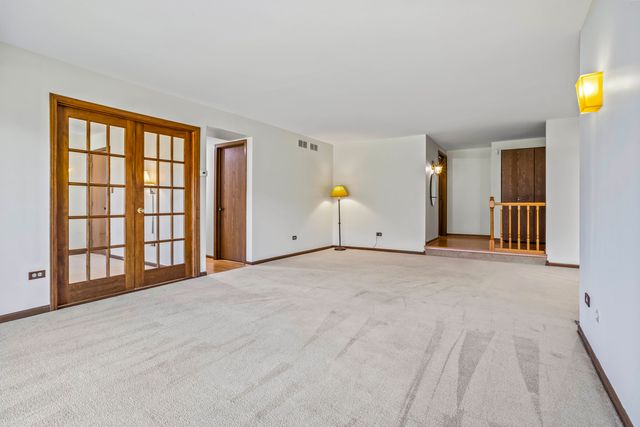 5835 Doe Circle 8, Westmont, IL 60559