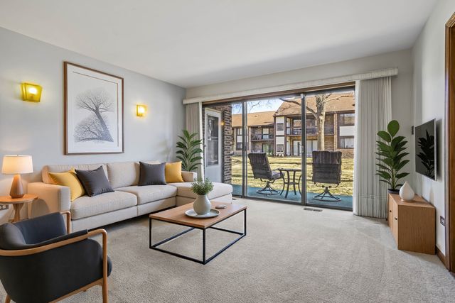 5835 Doe Circle 8, Westmont, IL 60559