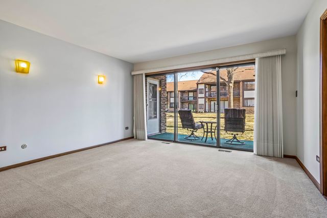 5835 Doe Circle 8, Westmont, IL 60559