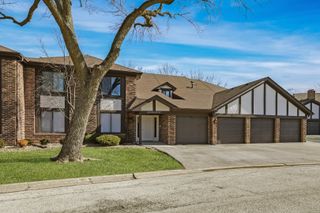 5835 Doe Circle 8, Westmont, IL 60559