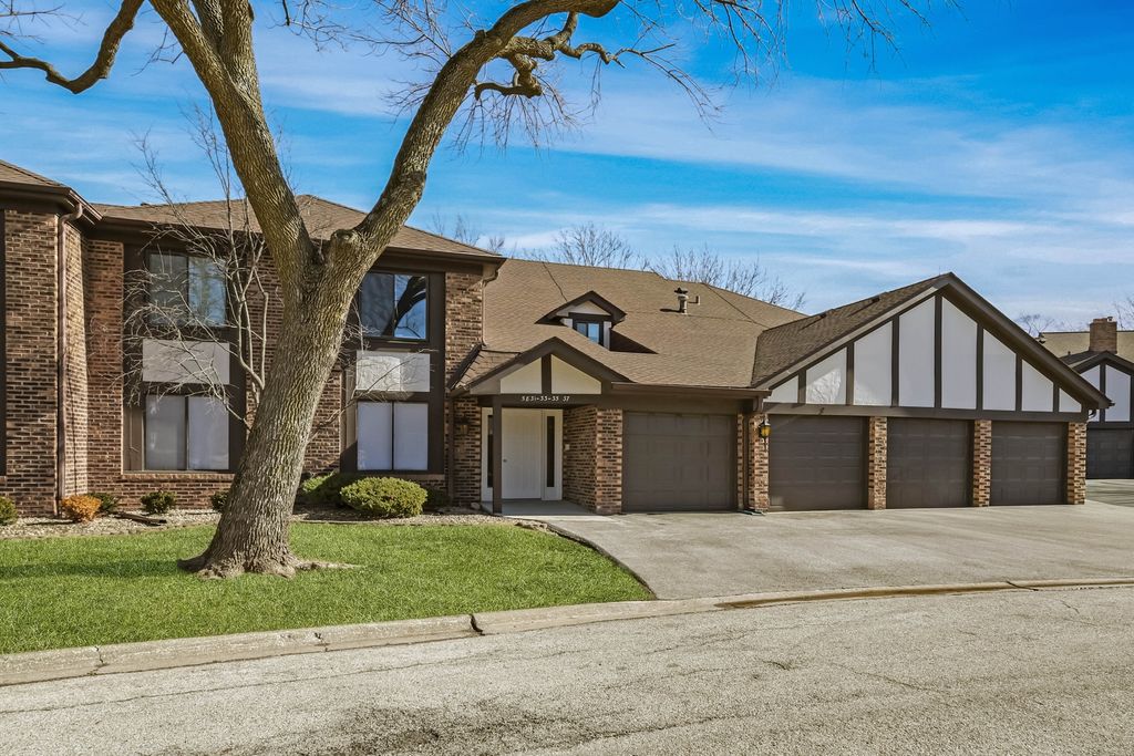 5835 Doe Circle 8, Westmont, IL 60559