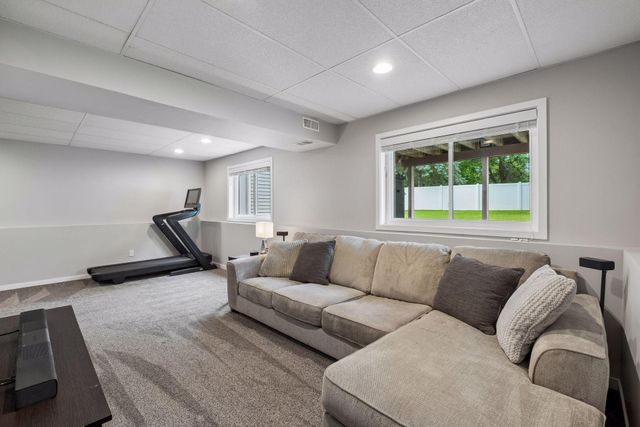5533 Golfview Lane N, Oakdale, MN 55128