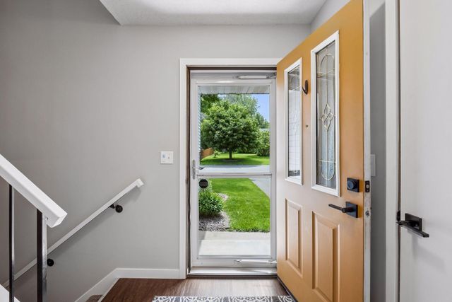 5533 Golfview Lane N, Oakdale, MN 55128