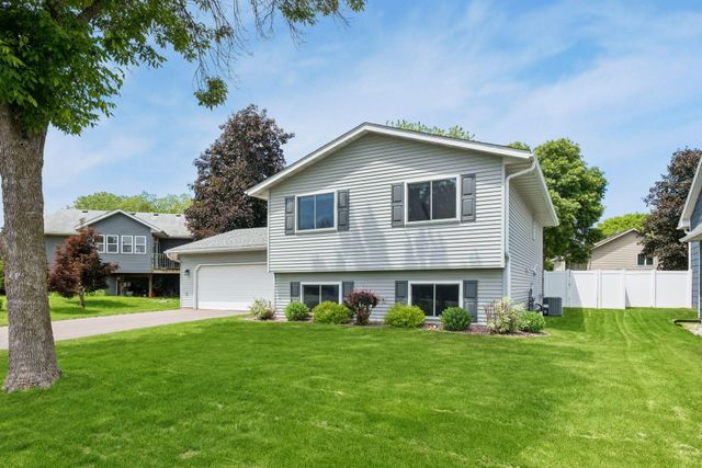 5533 Golfview Lane N, Oakdale, MN 55128