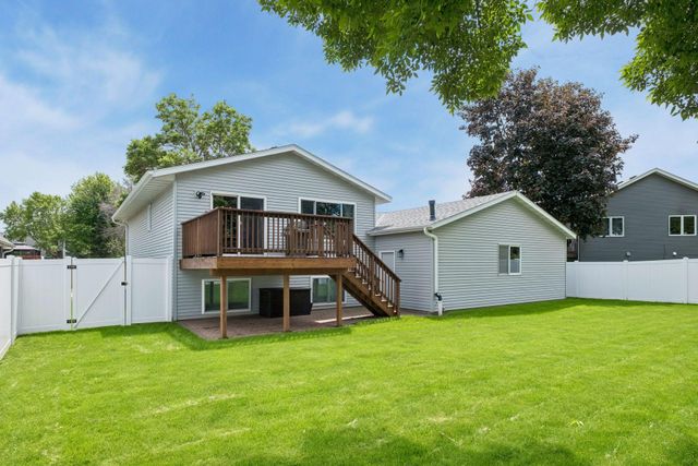 5533 Golfview Lane N, Oakdale, MN 55128