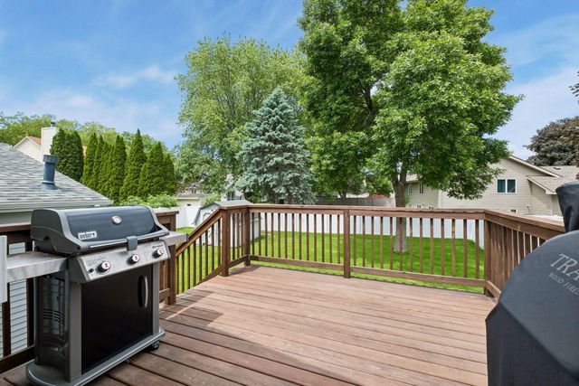5533 Golfview Lane N, Oakdale, MN 55128