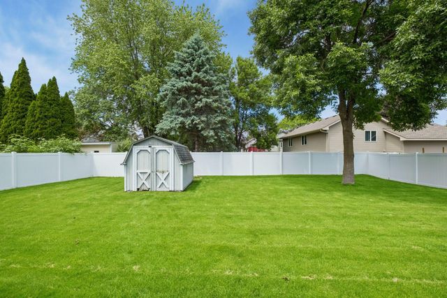 5533 Golfview Lane N, Oakdale, MN 55128
