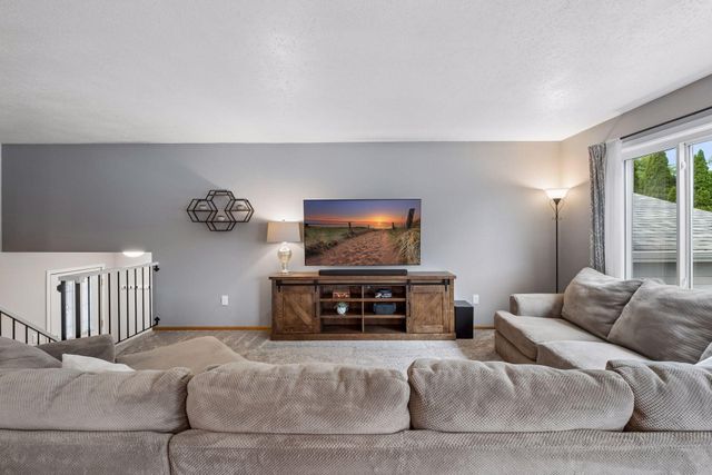 5533 Golfview Lane N, Oakdale, MN 55128