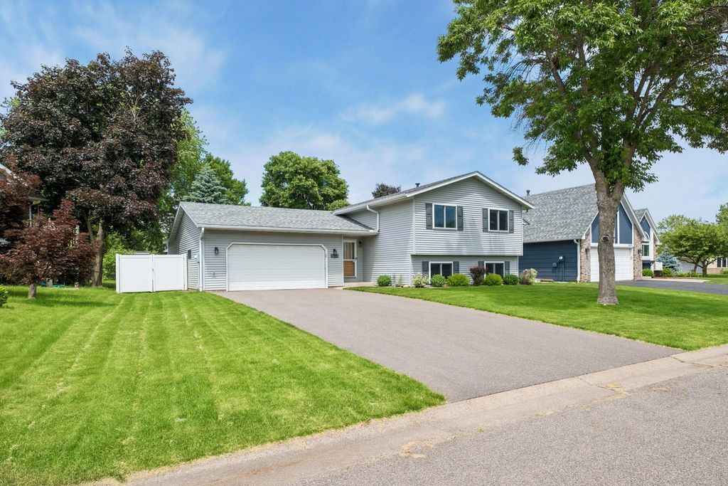 5533 Golfview Lane N, Oakdale, MN 55128