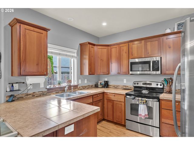 518 RABER Rd, Eugene, OR 97402