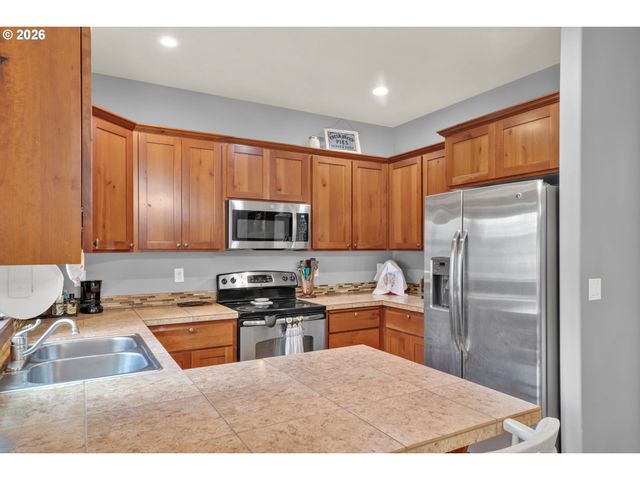 518 RABER Rd, Eugene, OR 97402