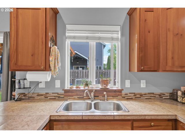 518 RABER Rd, Eugene, OR 97402