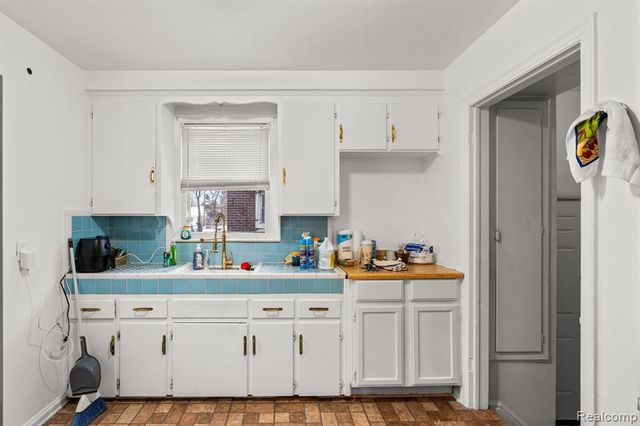 10517 Curtis Street, Detroit, MI 48221