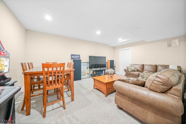 8 Hemingway Dr, Alexandria Twp., NJ 08848