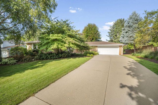 W74N755 Spruce AVENUE, Cedarburg, WI 53012