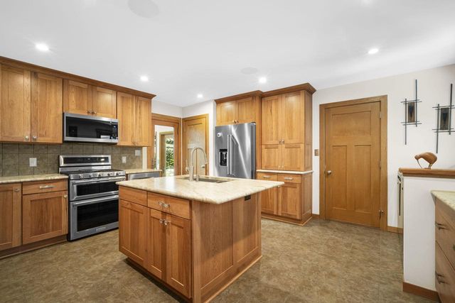 W74N755 Spruce AVENUE, Cedarburg, WI 53012