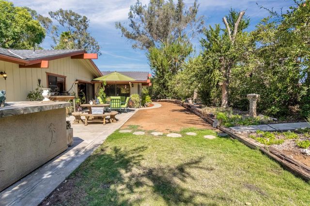 11801 N Mckelvy Ave, Clovis, CA 93619