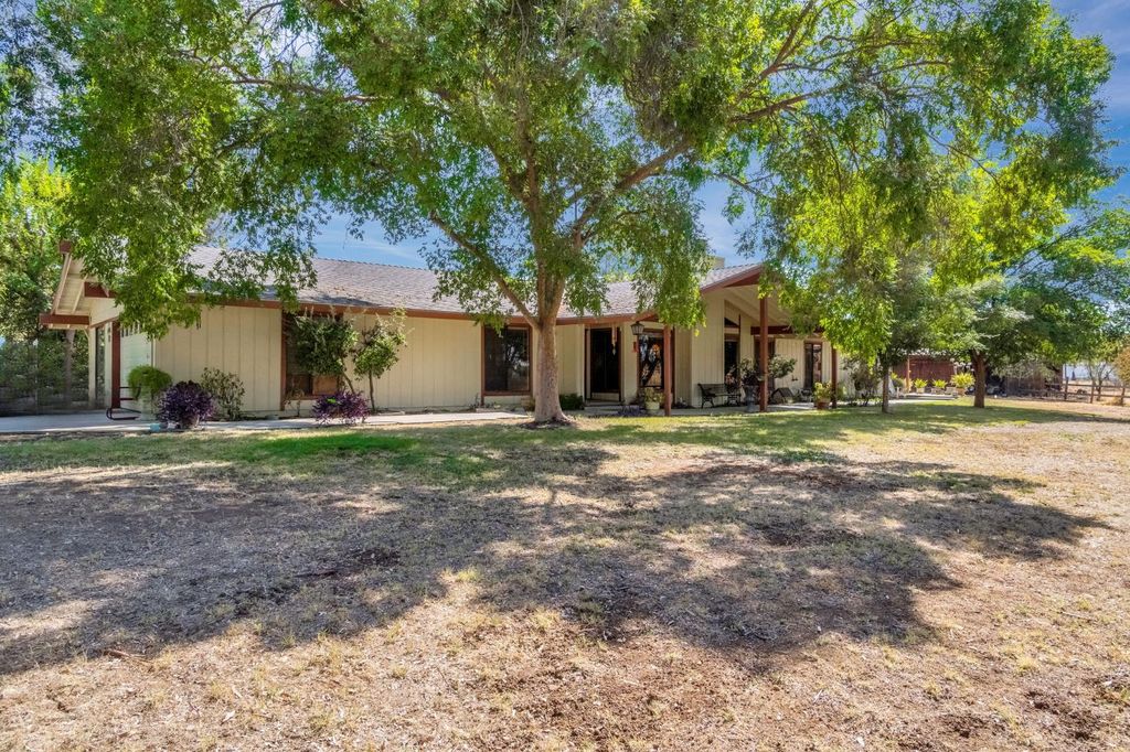 11801 N Mckelvy Ave, Clovis, CA 93619