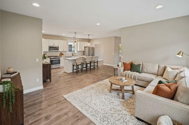 316 Prairie Way S, Bayport, MN 55003