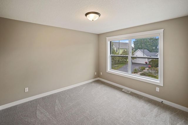 316 Prairie Way S, Bayport, MN 55003