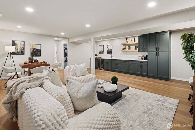 4360 Somerset Boulevard SE, Bellevue, WA 98006