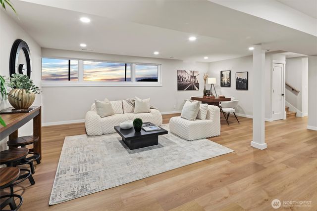 4360 Somerset Boulevard SE, Bellevue, WA 98006