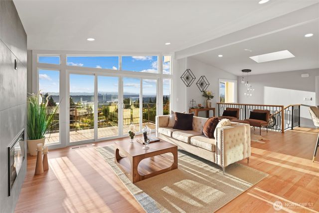 4360 Somerset Boulevard SE, Bellevue, WA 98006