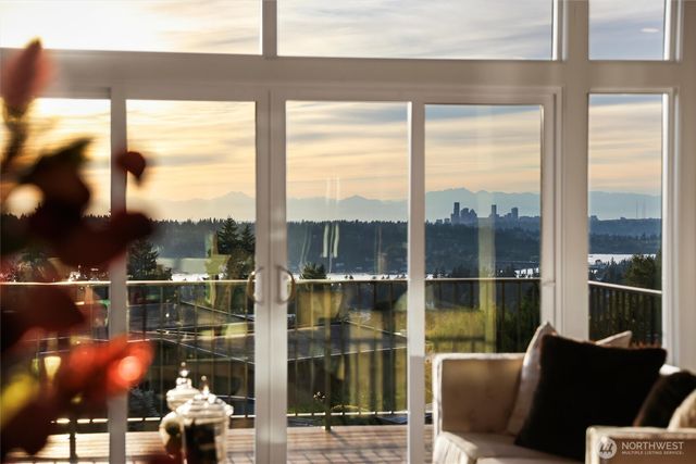 4360 Somerset Boulevard SE, Bellevue, WA 98006