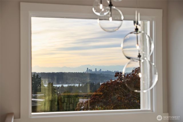 4360 Somerset Boulevard SE, Bellevue, WA 98006