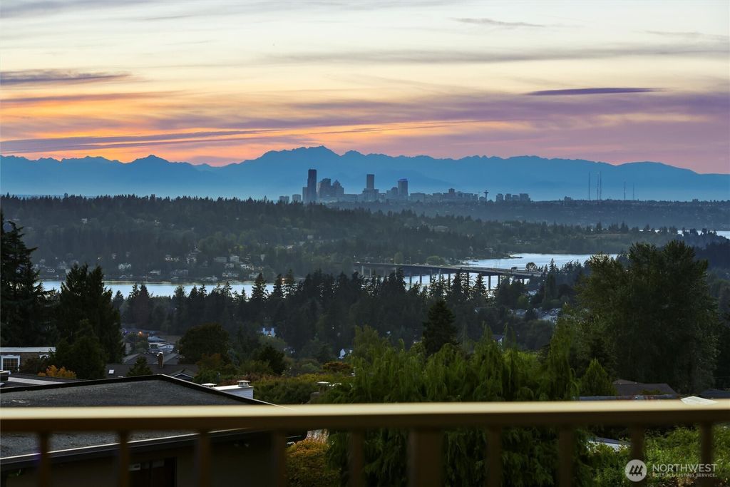4360 Somerset Boulevard SE, Bellevue, WA 98006