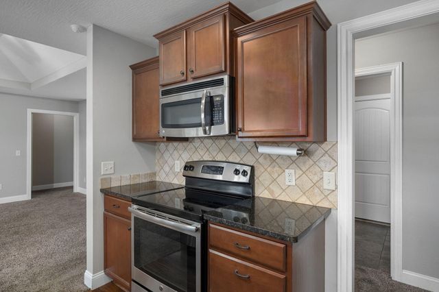 1140 S Erika Avenue, Springfield, MO 65802