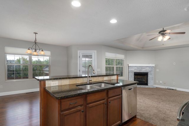 1140 S Erika Avenue, Springfield, MO 65802