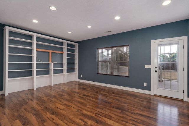 1140 S Erika Avenue, Springfield, MO 65802