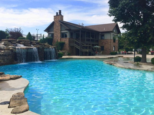 1140 S Erika Avenue, Springfield, MO 65802