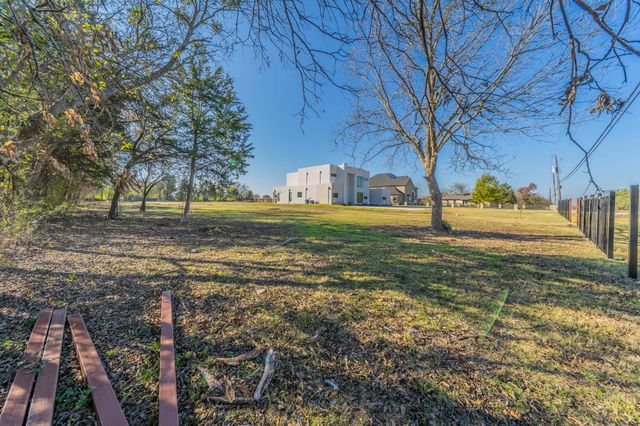 1124 W Pleasant Run Road, Desoto, TX 75115