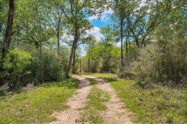 2516 Klimek Road, Fayetteville, TX 78940