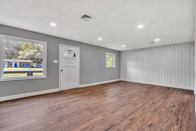 304 Broken Arrow LN, Covington, VA 24426