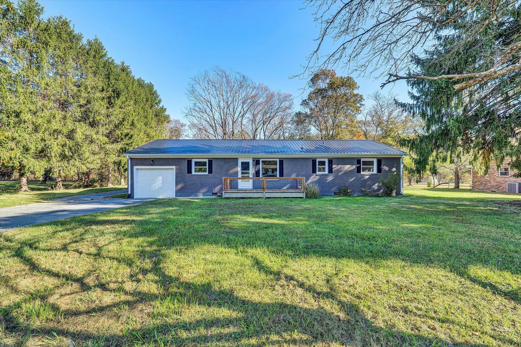 304 Broken Arrow LN, Covington, VA 24426
