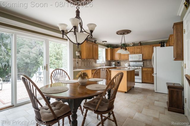 1761 Twin Lakes Boulevard E, Oxford Charter Township, MI 48371