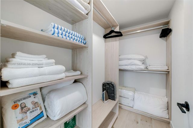 225 N Miami Ave 1707, Miami, FL 33128